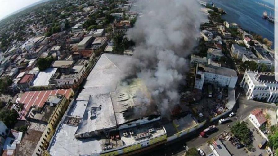 Falta de agua dificulta bomberos enfrenten fuego en San Pedro de Macorís