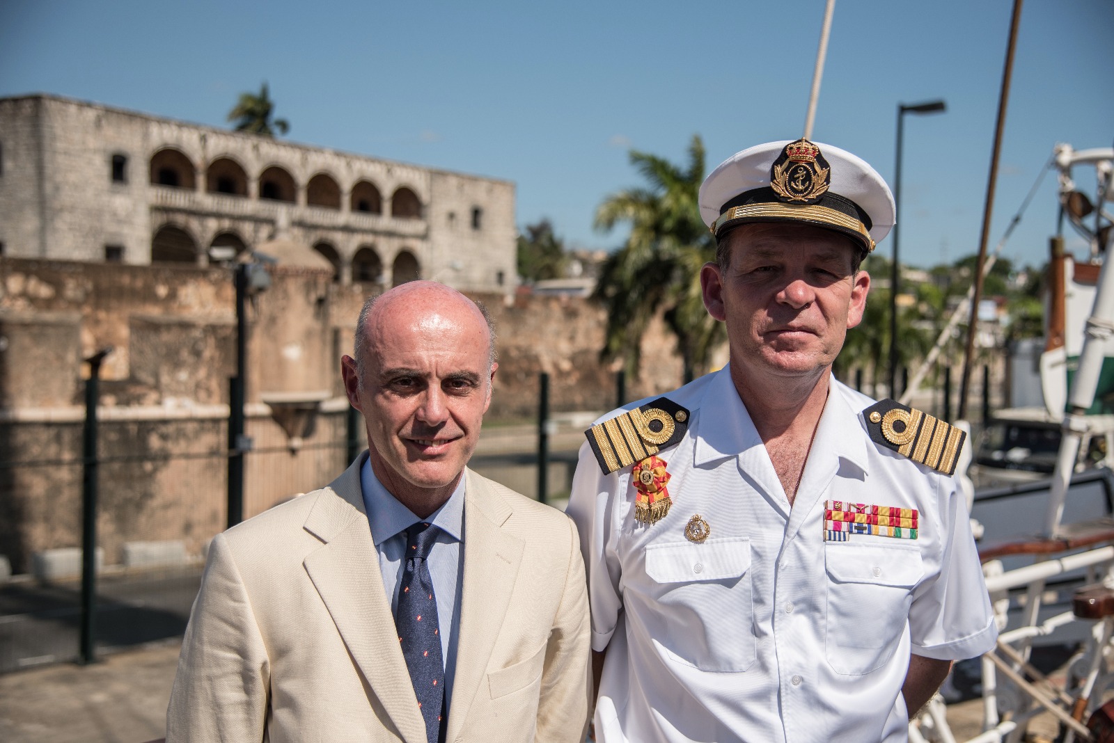 El embajador de España en República Dominicana, Alejandro Abellán, junto al capitán de navío Victoriano Gilabet Agote.