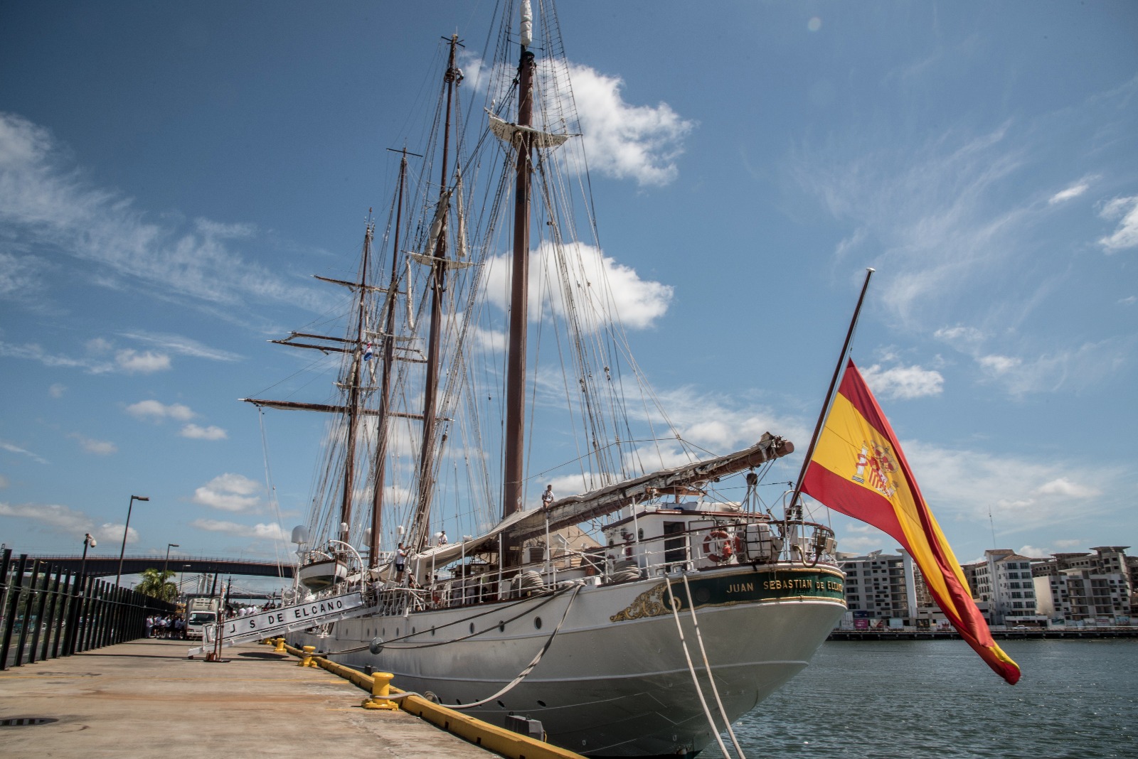 La bandera del Juan Sebastián Elcano esta a media asta, en señal de reverencia por la Semana Santa.