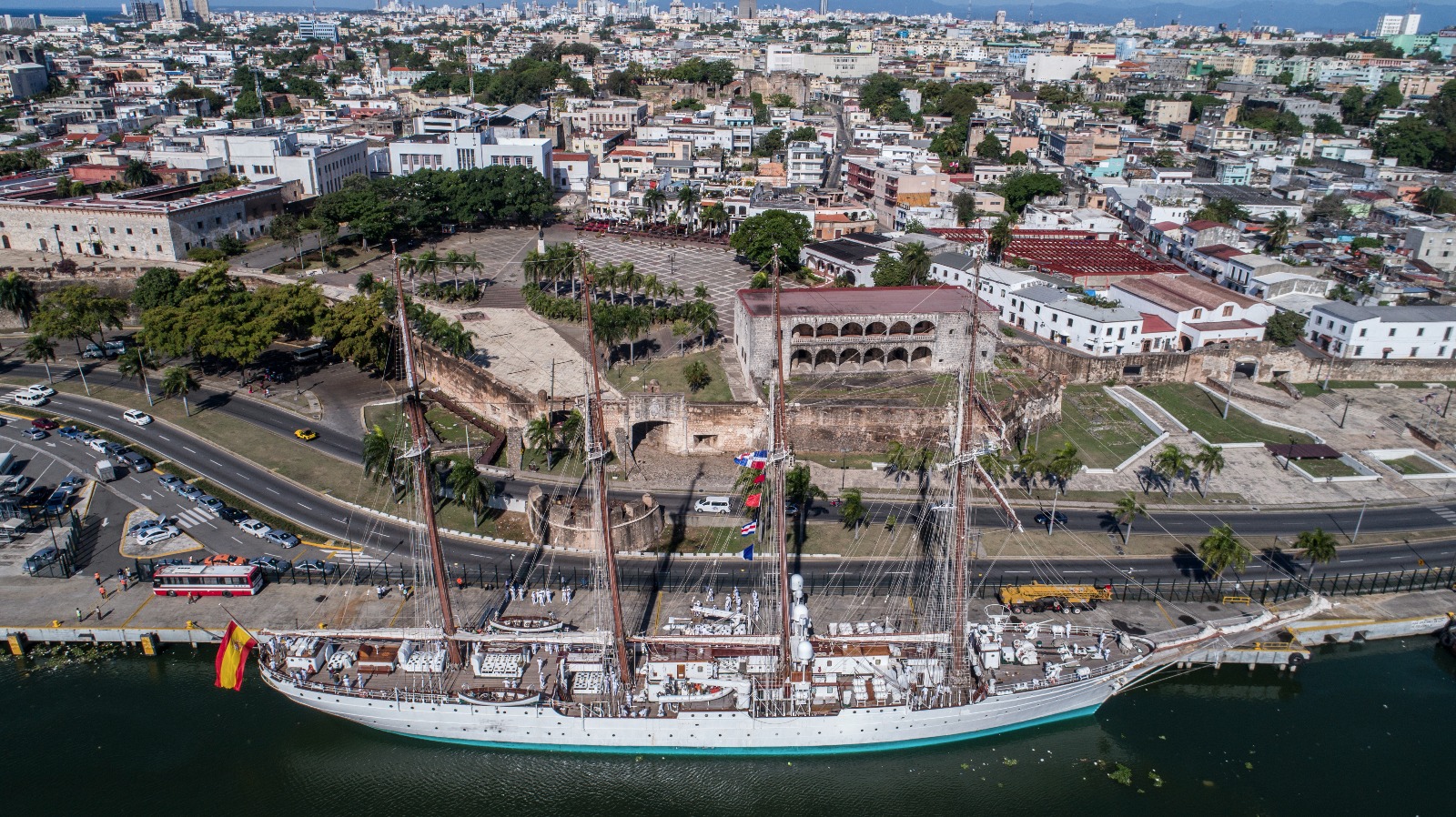 Llegada al puerto Don Diego del buque escuela Juan Sebastián Elcano.