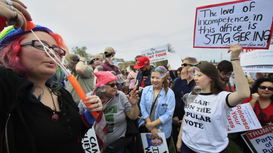 Miles de personas protestan en EE.UU. para que Trump publique sus impuestos