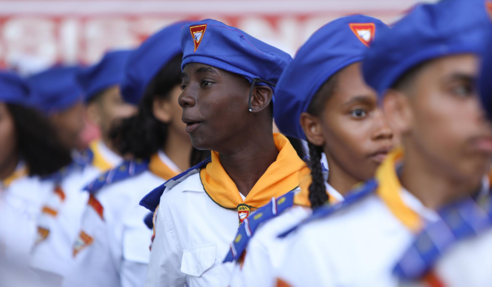 Conquistadores con sus uniformes.