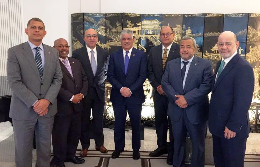 Canciller Miguel Vargas se reúne con embajador y cónsules dominicanos en Madrid