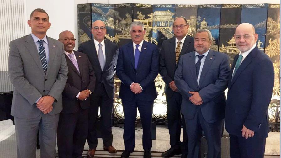 Canciller Miguel Vargas se reúne con embajador y cónsules dominicanos en Madrid