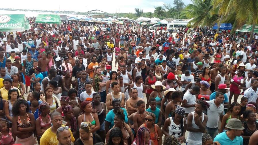 Como todos los años, abarrotan la popular playa de Boca Chica Como todos los años, abarrotan la popular playa de Boca Chica