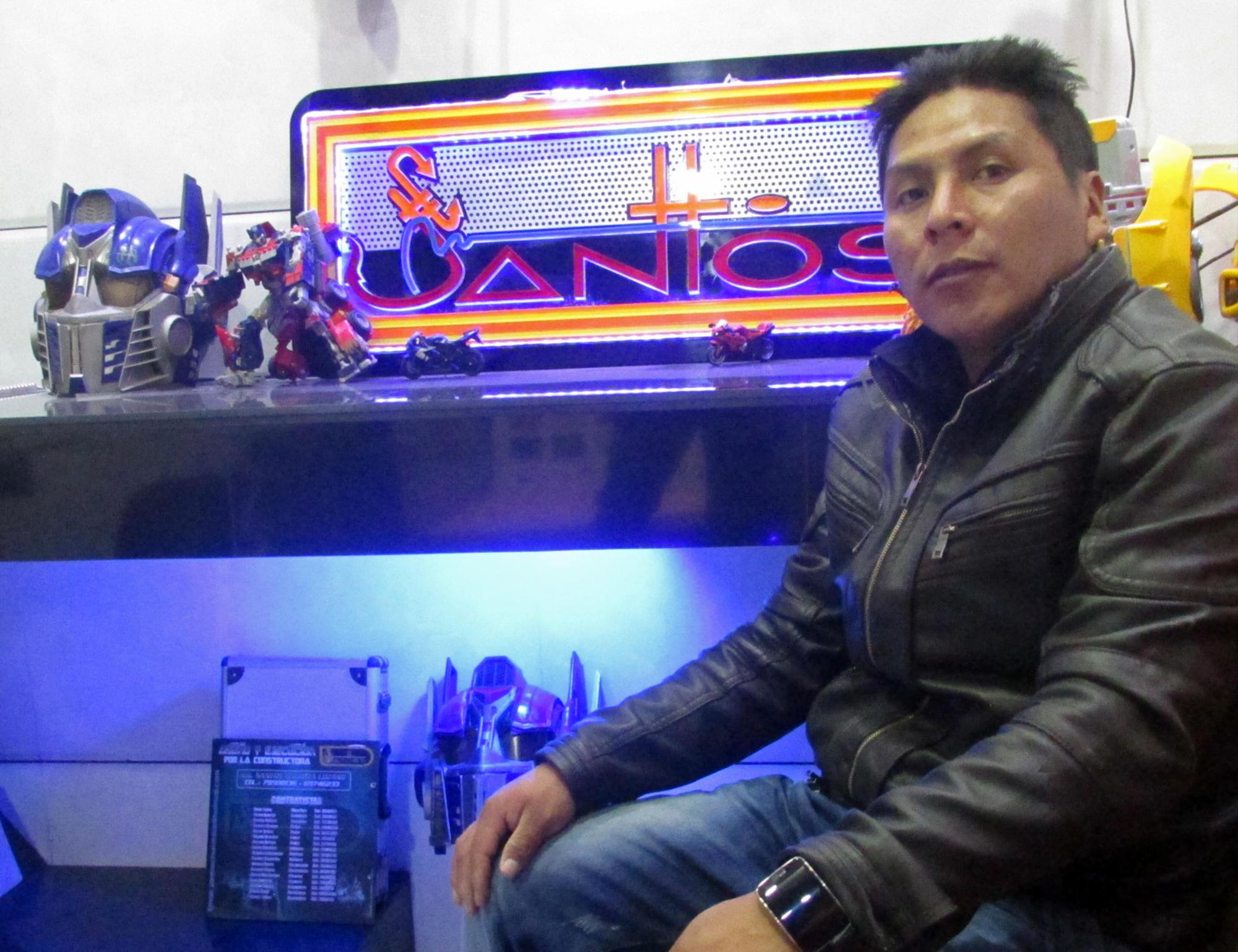 Constructor de las casas inspiradas en los Transformers, Santos Churata en El Alto (Bolivia).