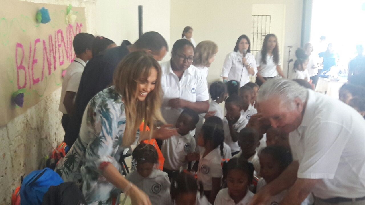 Jennifer López y su novio Alex Rodríguez mientras compartían con niños de la escuela de la Fundación Mir, en La Romana.