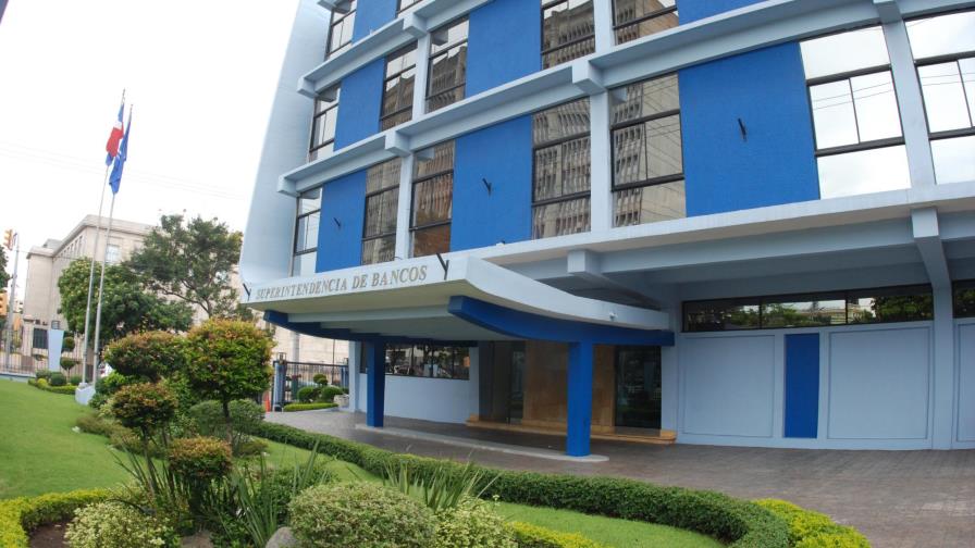 Tarjetahabientes deben a bancos RD$6,164.03 millones más que en 2016 Tarjetahabientes deben a bancos RD$6,164.03 millones más que en 2016