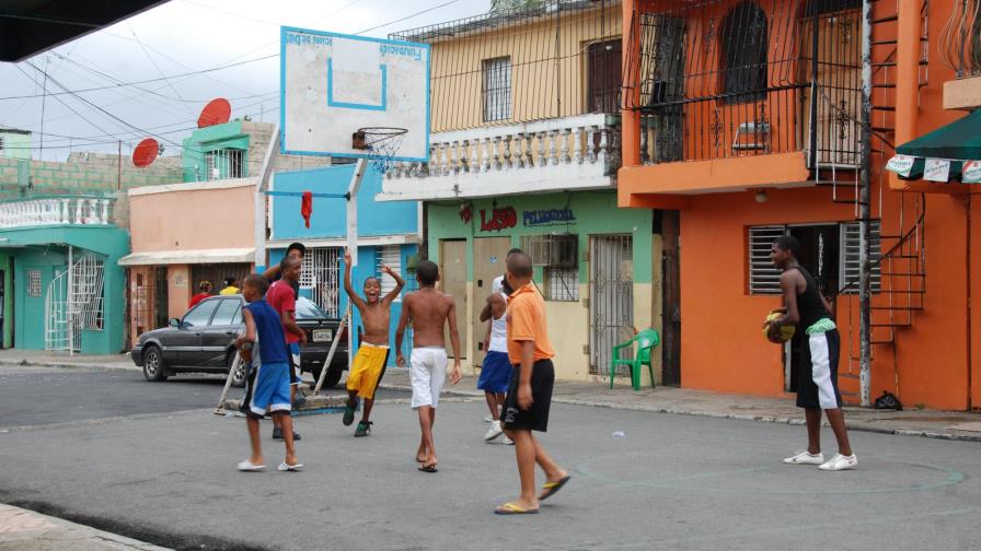 Barrio 27 de Febrero exige agua, calles y circuito 24 horas
