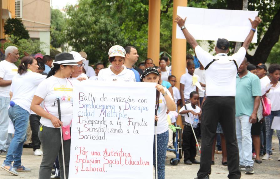 Cientos participan en rally de niños con sordoceguera y discapacidad