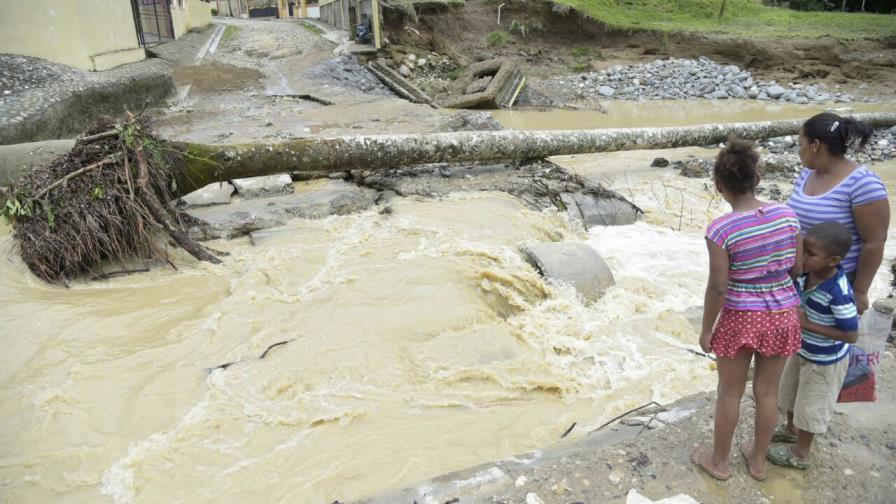 Puente colapsado en Tenares aísla a decenas de familias 