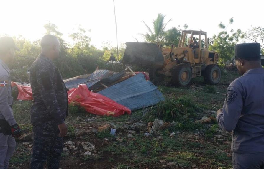 Desalojan familias de terrenos del sector Comajón, en Villa Hermosa