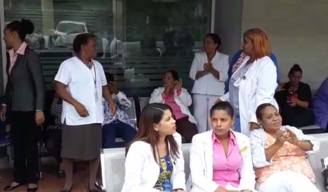 Personal médico del Hospital de la Mujer durante el primer día de paralización de los centros asistenciales que pertenecían a la red del Instituto Dominicano de Seguros Sociales.