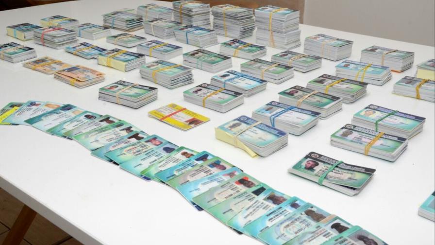 Migración decomisa miles de documentos falsos para viajar