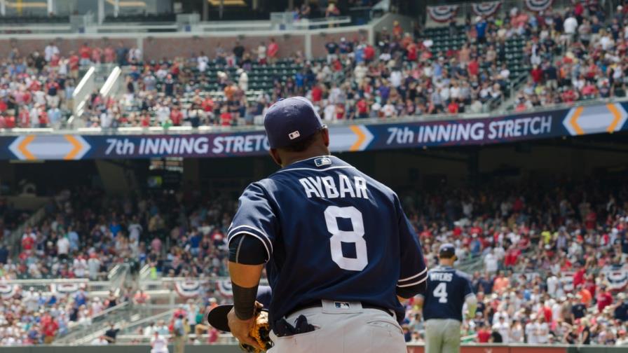 VIDEO: Erick Aybar se convierte en lanzador por un episodio