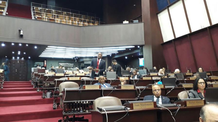 “Si usted quiere le pagamos el pasaje para que vaya a Brasil”, Lucía Medina a diputado opositor “Si usted quiere le pagamos el pasaje para que vaya a Brasil”, Lucía Medina a diputado opositor