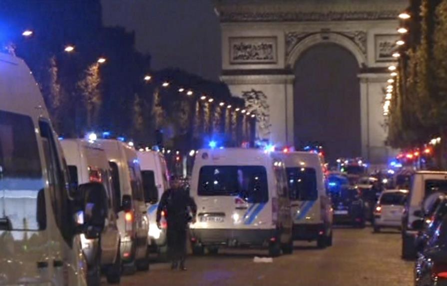 Un policía muerto y otro herido durante tiroteo en Campos Elíseos de París 