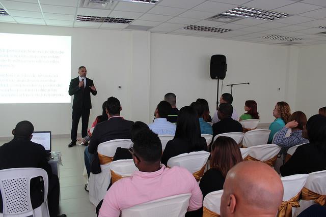 Moisés González imparte taller sobre redes sociales en la alcaldía Santo Domingo Este
