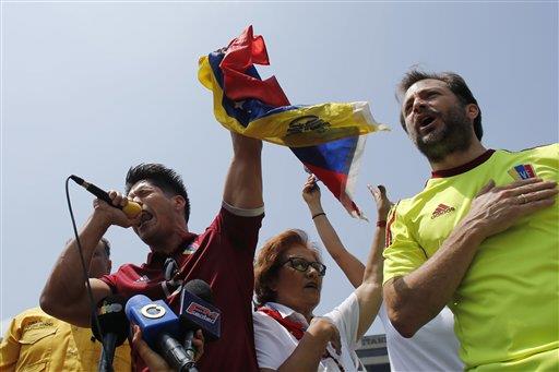 Cantante del dúo Chino y Nacho se une a las protestas en Venezuela