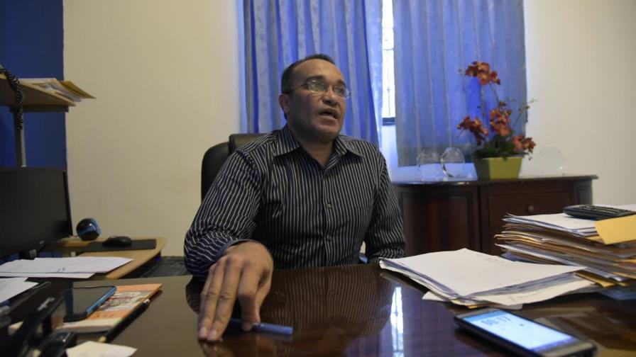 Persiguen profesor por presunto abuso sexual contra 13 menores en escuela de Salcedo