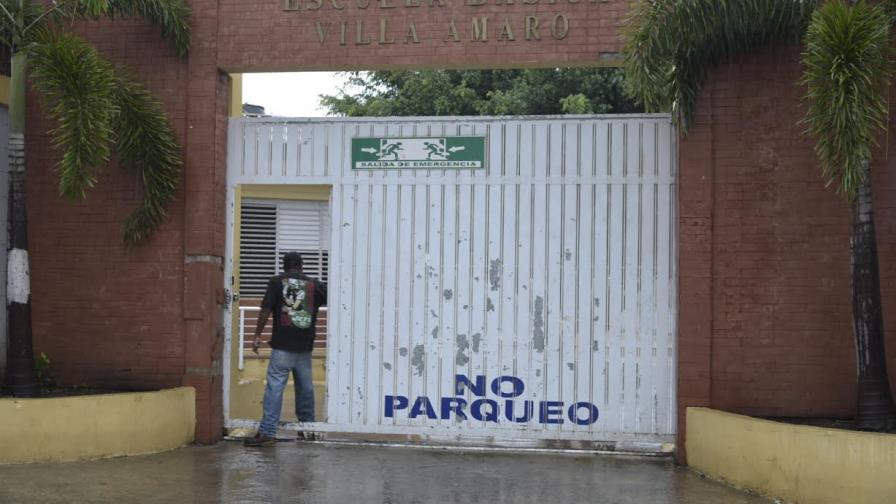 Se entrega profesor acusado de agredir sexualmente a menores en escuela de Salcedo