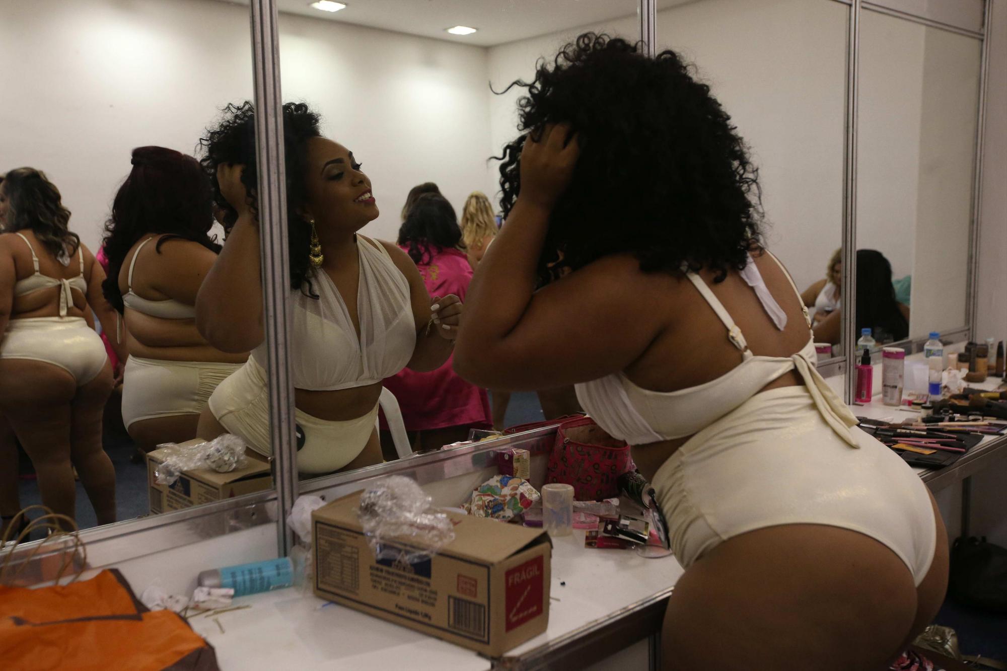 Fotografía de un grupo de participantes del concurso Dios Talla Grande, momentos antes de salir al escenario, en el marco de la Feria Erótica de Río de Janeiro (Brasil). 