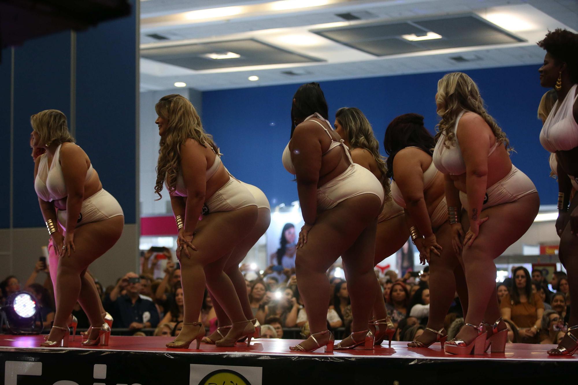 Fotografía de un grupo de participantes del concurso Dios Talla Grande.