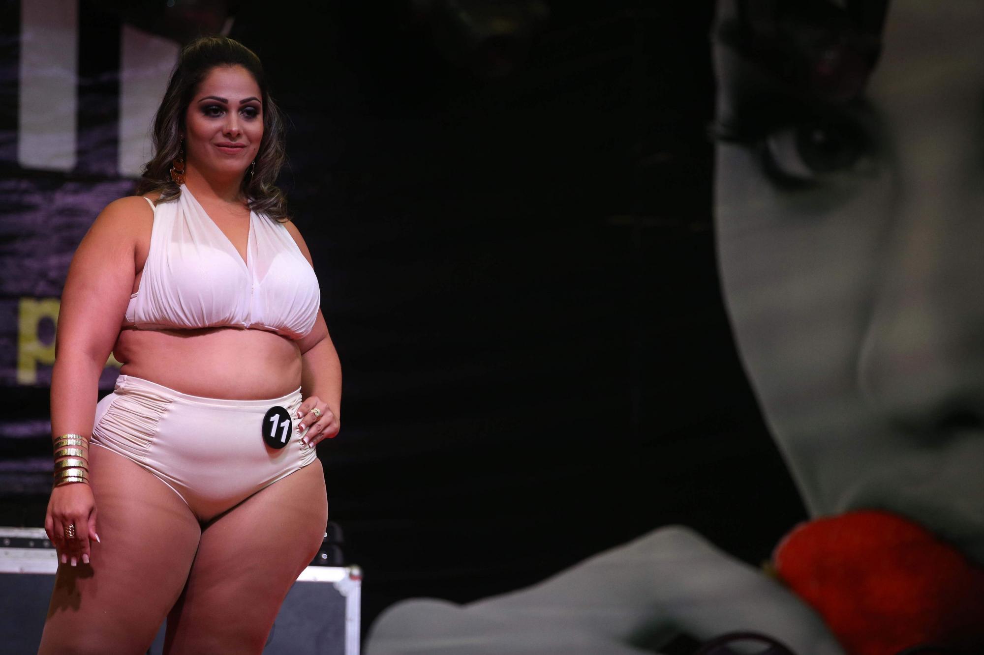 Ella es gordita pero es 'top', si te coge bien te vas a conmocionar... Gordita delicia, gordita delicia, reza la canción con la que abrió el concurso 'Diosa Sexy Plus Size'.