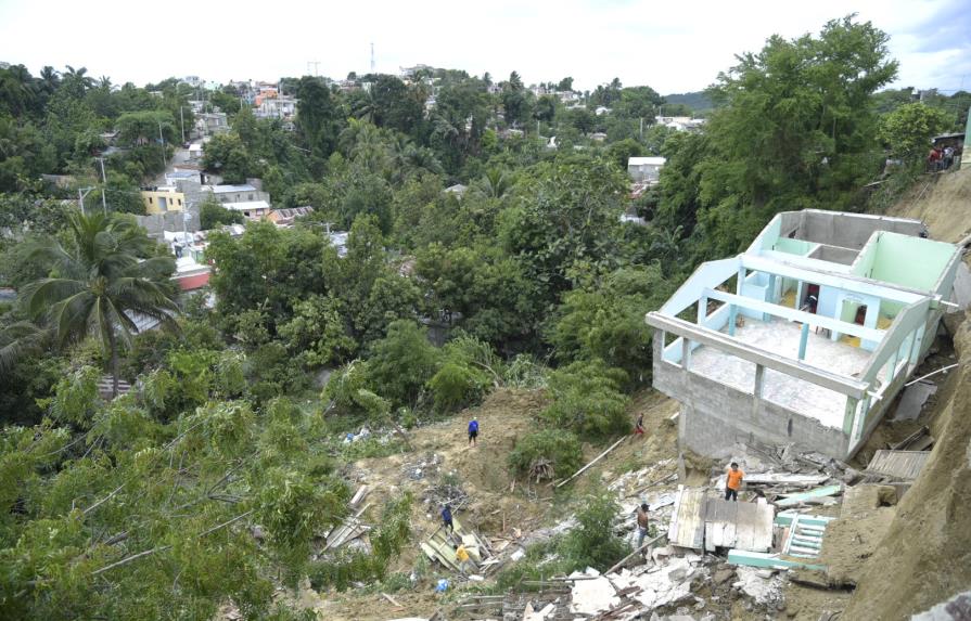 Se derrumba casa donde residían ocho familias en Santiago 