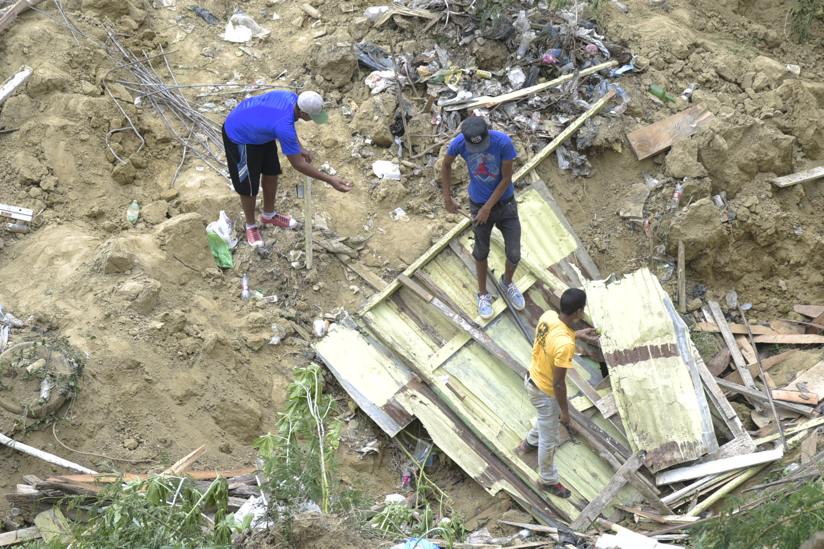 Vista de la vivienda que se derrumbó la mañana de este viernes, 21 de abril de 2017, en Santiago.
