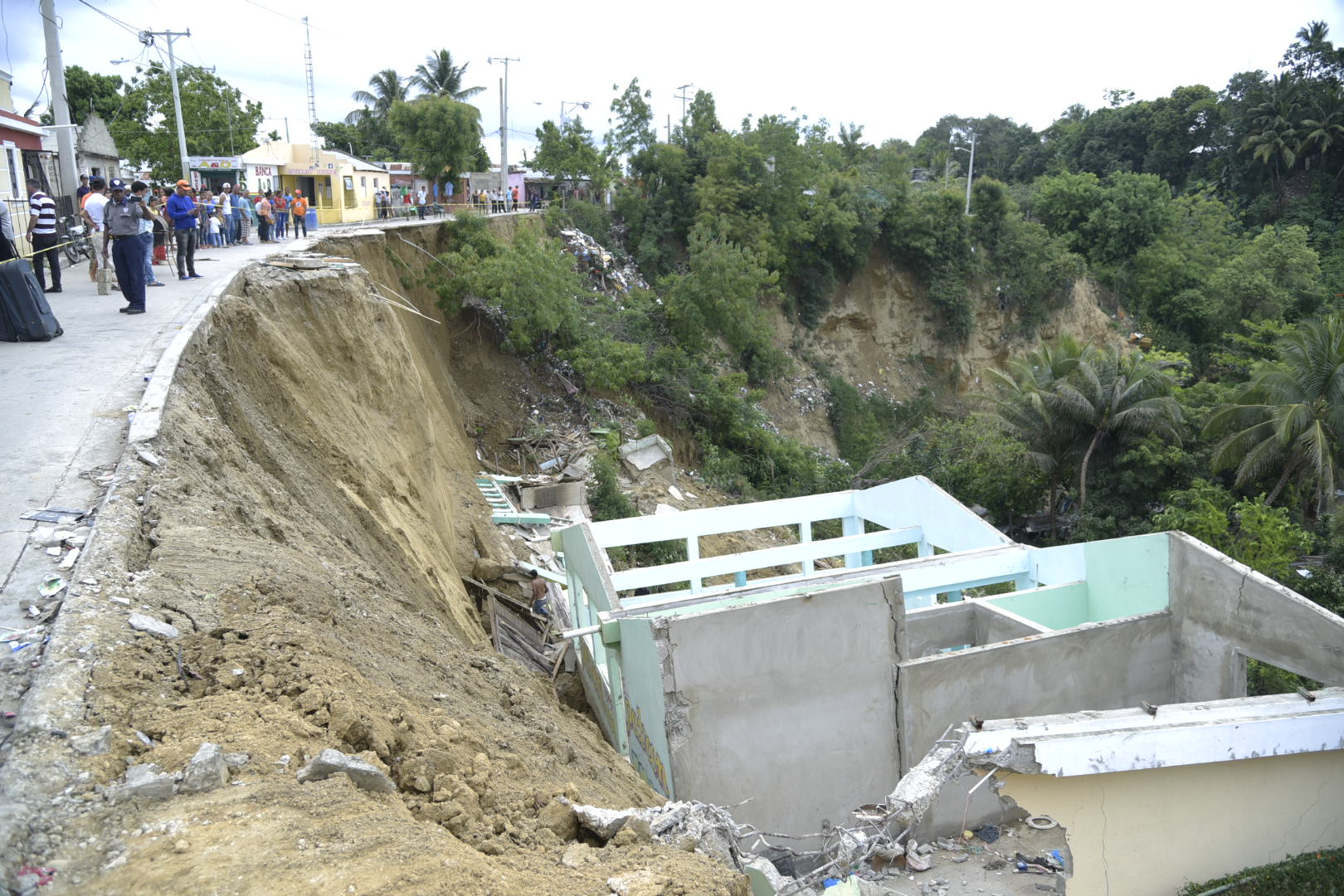 Vista de la vivienda que se derrumbó la mañana de este viernes, 21 de abril de 2017, en Santiago.