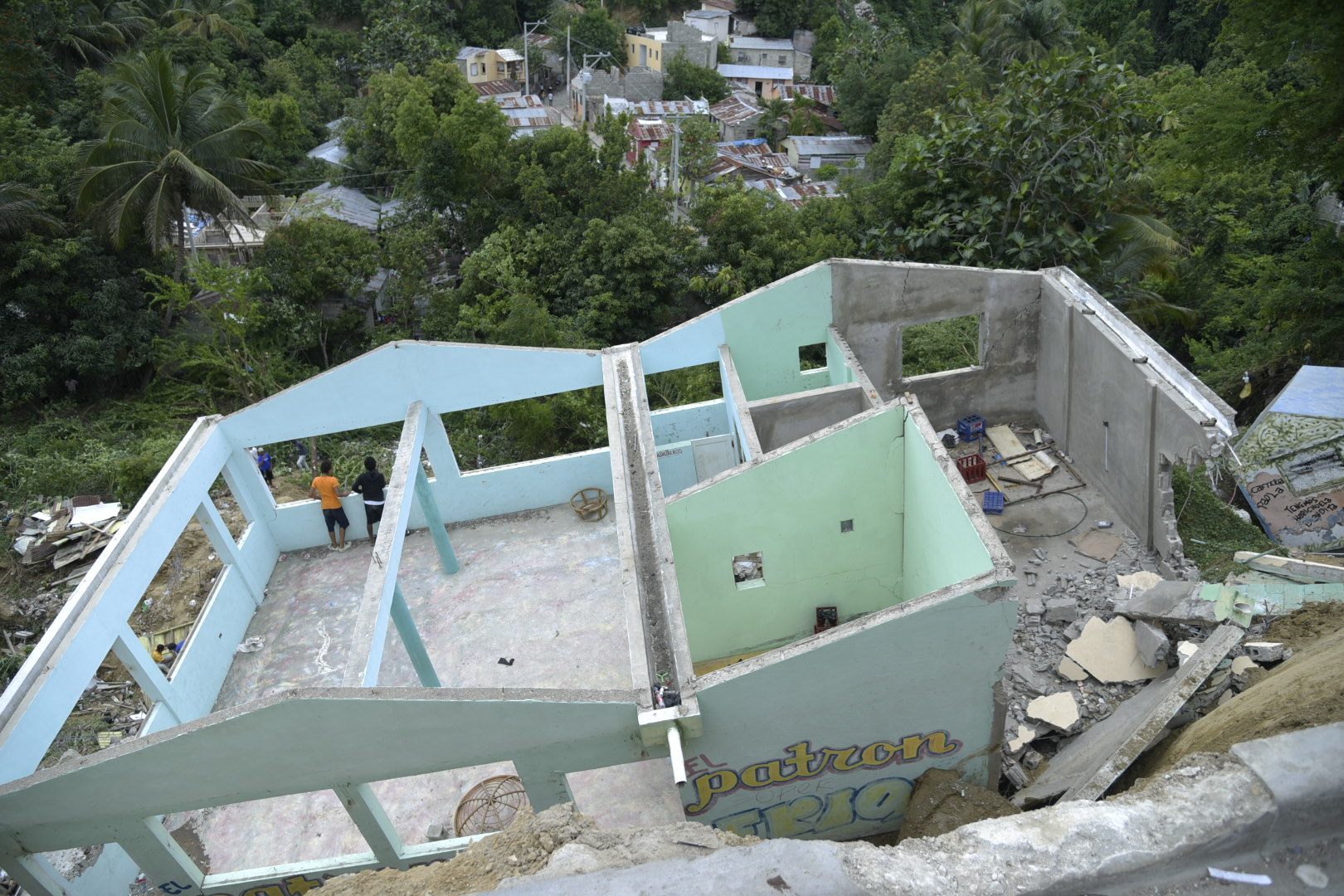 Vista de la vivienda que se derrumbó la mañana de este viernes, 21 de abril de 2017, en Santiago.