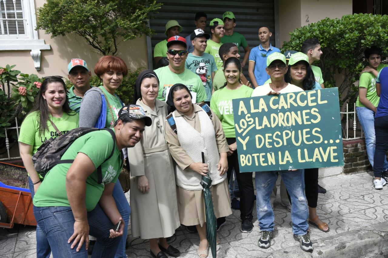 Participantes de la marcha posan con monjas que también apoyan la actividad.