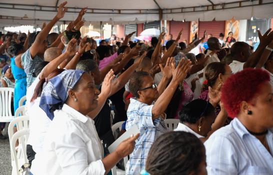 Miles asisten a la devoción cristiana de la Divina Misericordia