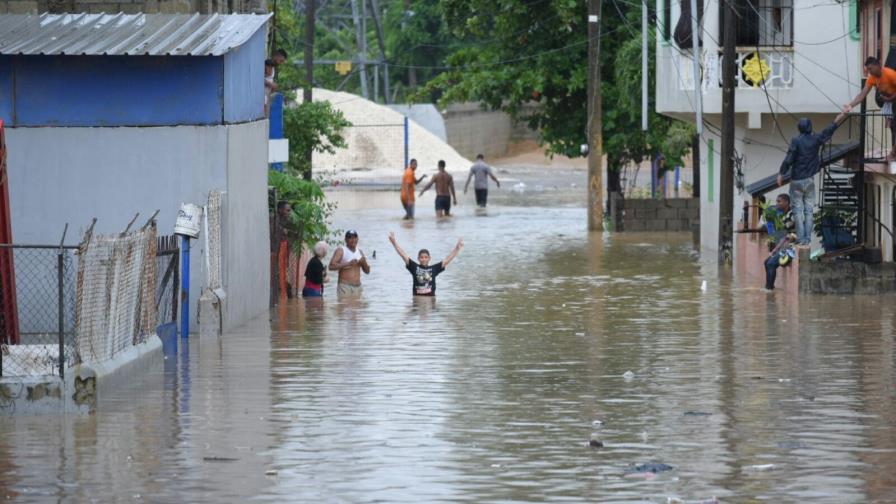 Desplazados por las lluvias ascienden a 2,605 y las comunidades aisladas a 30