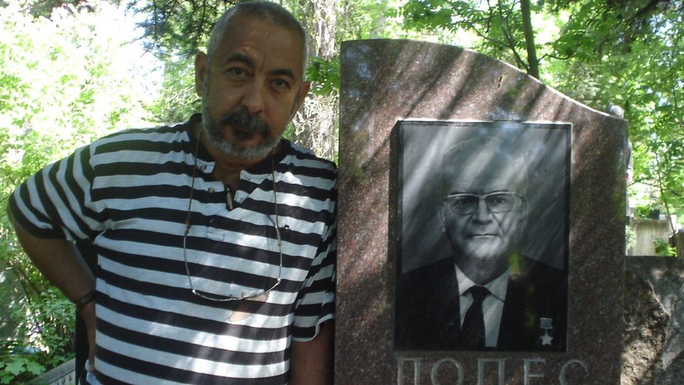 Padura en la tumba de Ramón Mercader, en Kúntsevo, Rusia.