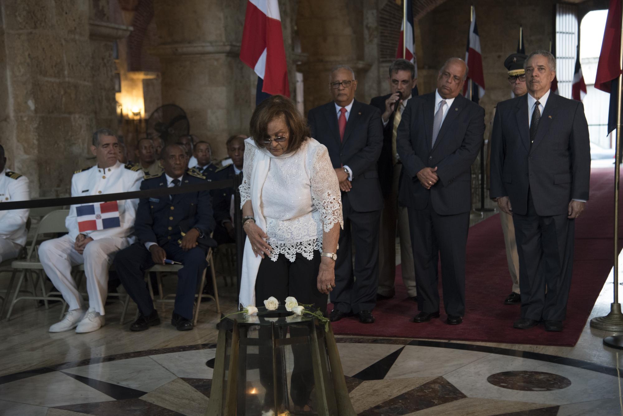 Uno de los momentos claves del acto celebrado en el Panteón Nacional. En primer plano María Paula Acevedo viuda Caamaño. 