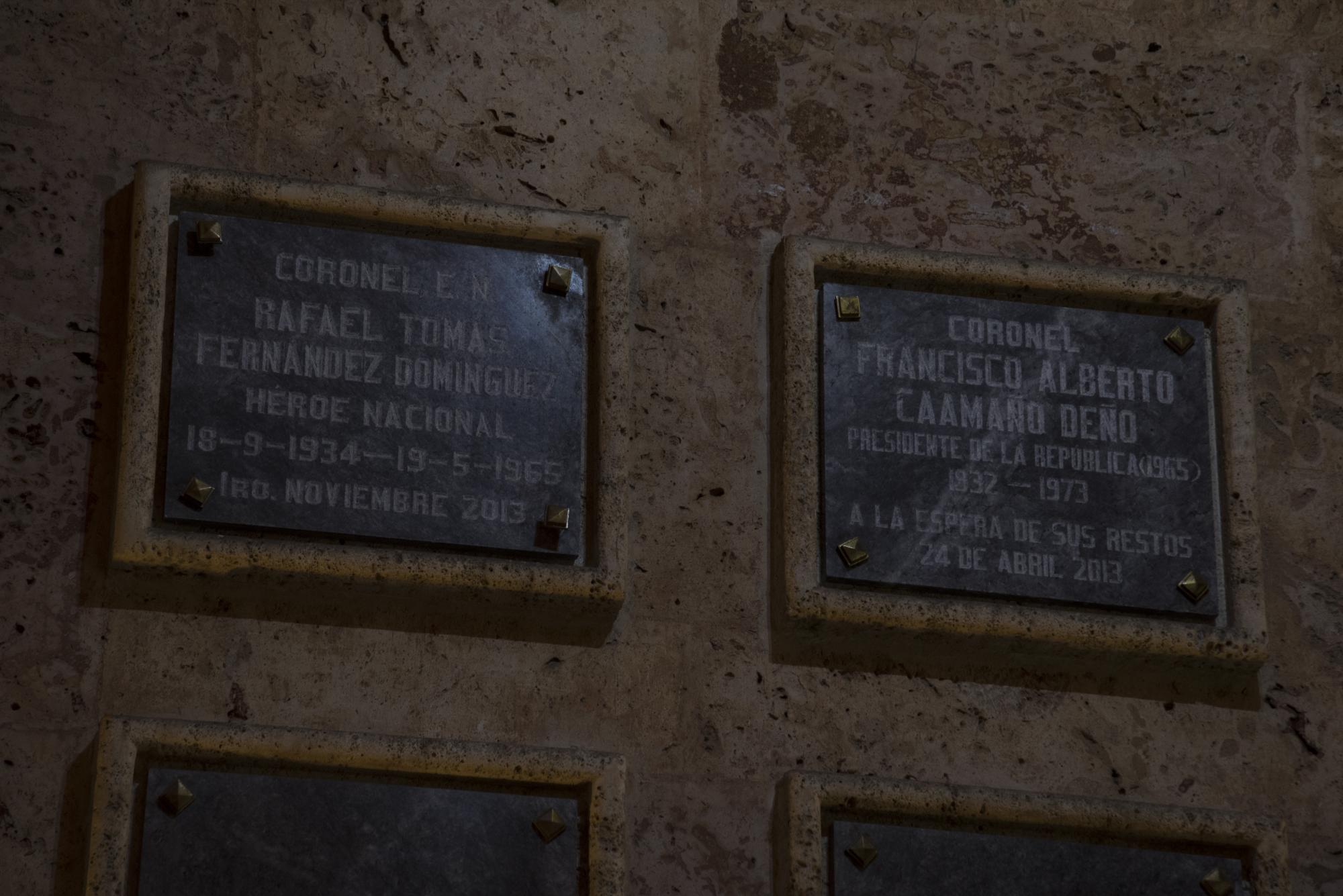 Las placas colocadas en los panteones donde reposan los restos  los héroes de la contienda. 