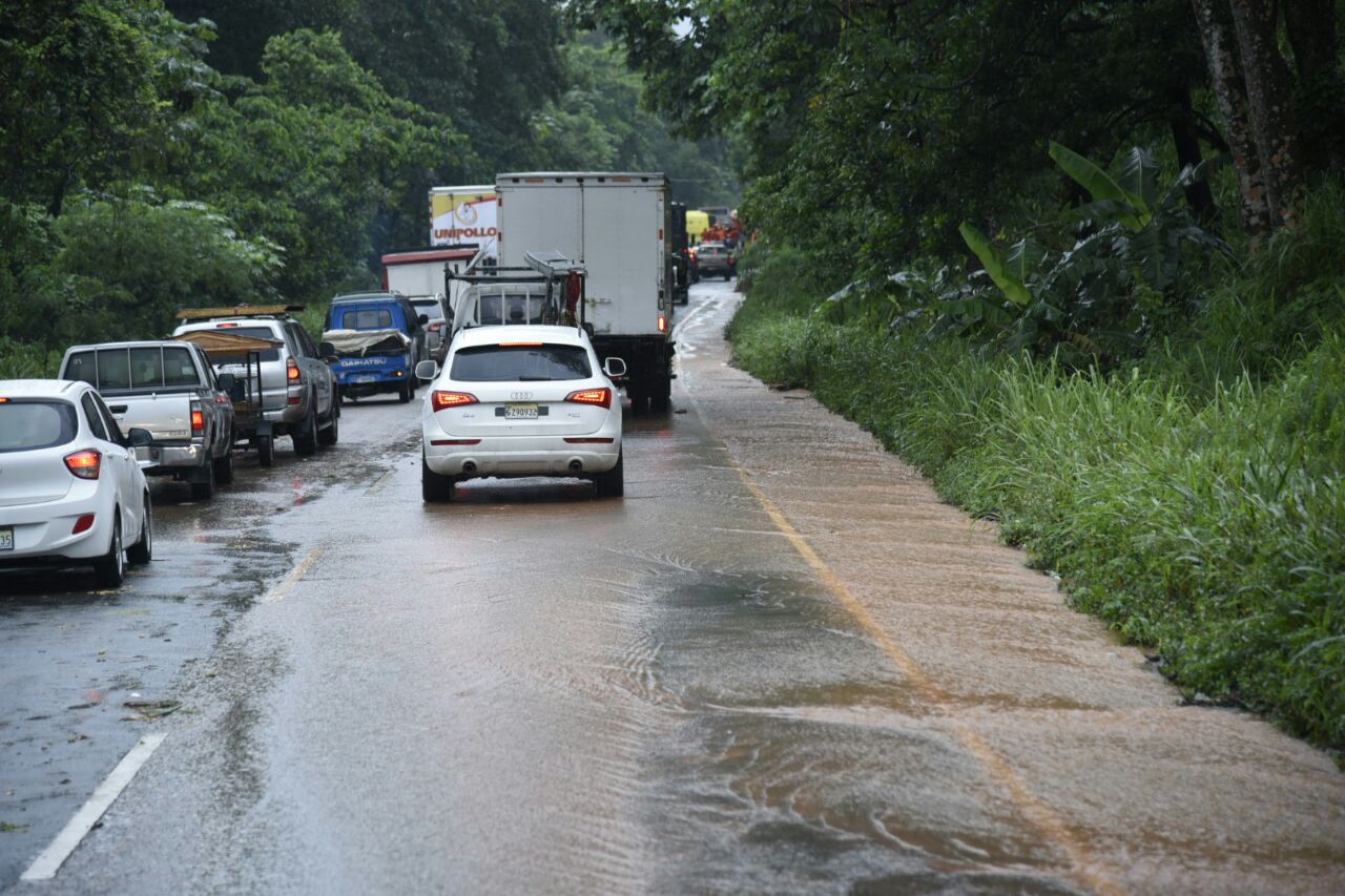 El tránsito se ha convertido en una pesadilla en las principales avenidas del país que amanecieron llenas de agua.