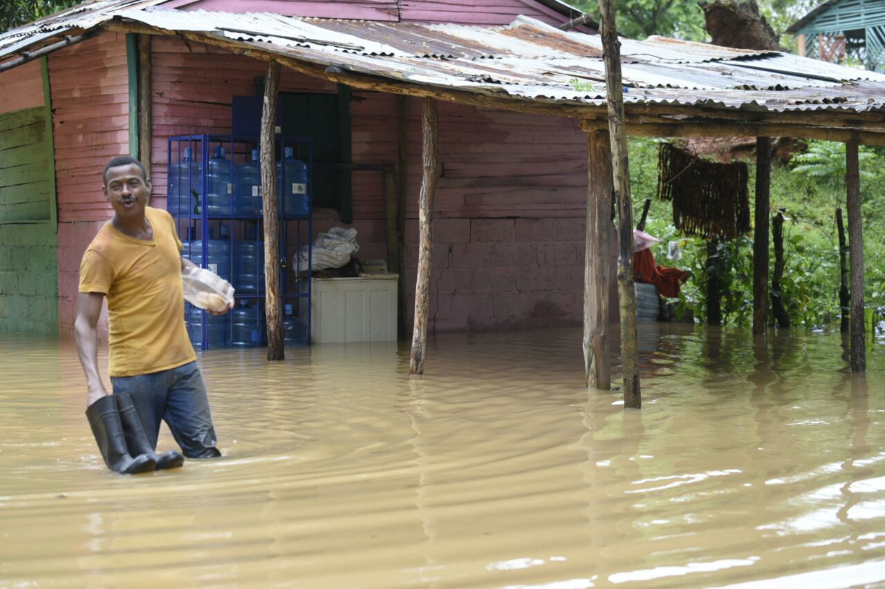 Personas de las comunidades afectadas solicitan la ayuda estatal ante las constantes lluvias que se registran en el territorio nacional.