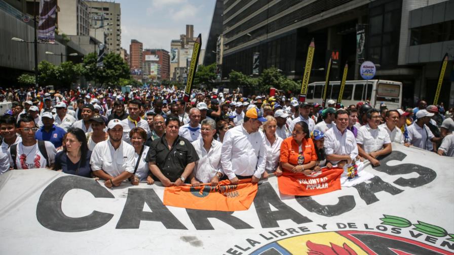 Oposición venezolana presiona a Maduro con “plantón” en las calles