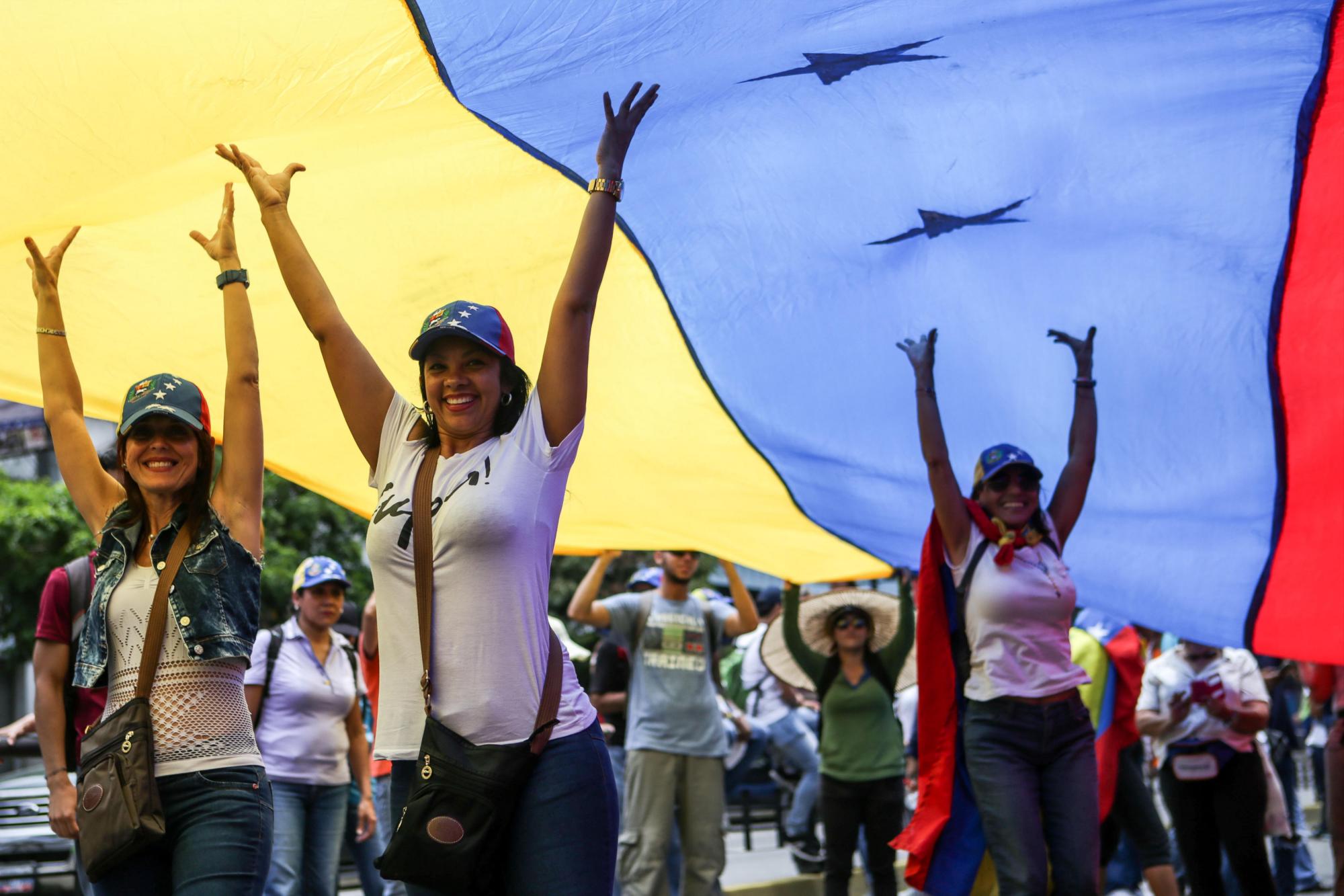  Un grupo de personas participan en una manifestación contra el Gobierno venezolano hoy, lunes 24 de abril de 2017, en Caracas (Venezuela). 