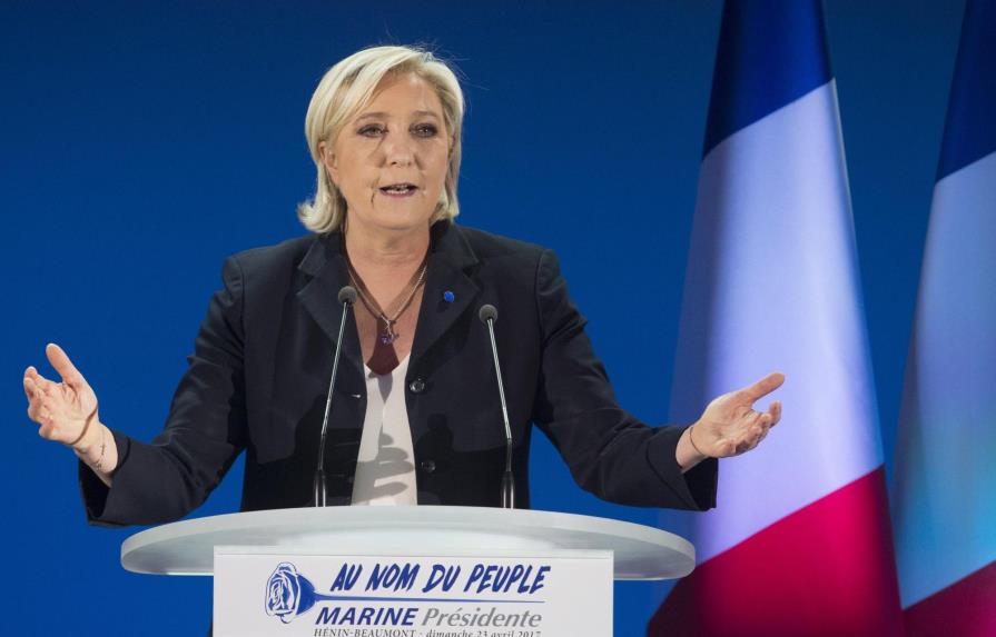 Le Pen se aparta de la presidencia del FN para alargar su base electoral