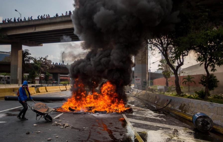 Suman tres muertos en jornada de protestas este lunes en Venezuela