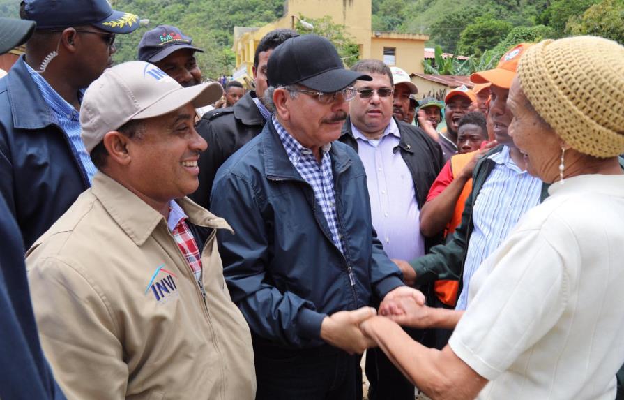 Danilo Medina visita pueblos de Barahona