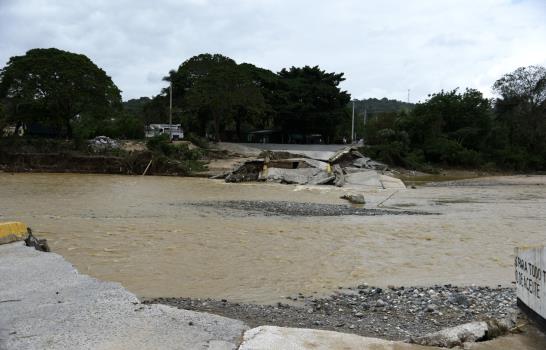 Tres puentes destruidos y comunidades aisladas en San Cristóbal y Manoguayabo