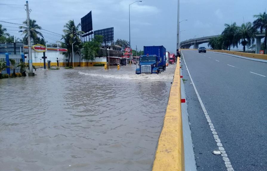 Inundaciones en autopista Las Américas próximo al aeropuerto 