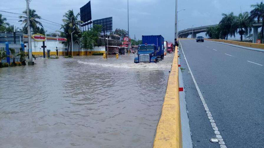 Inundaciones en autopista Las Américas próximo al aeropuerto Inundaciones en autopista Las Américas próximo al aeropuerto