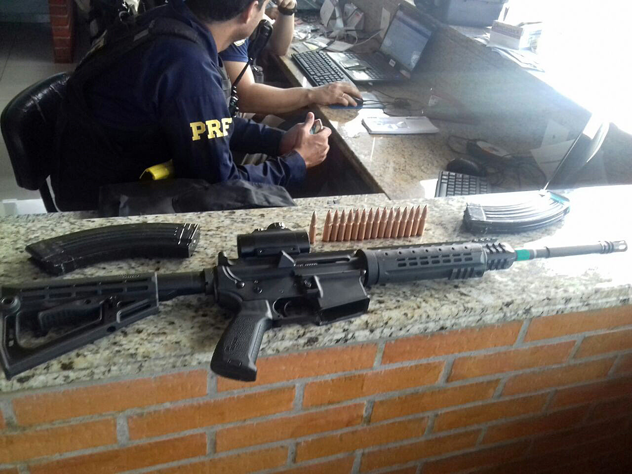 Fotografía cedida por la Policía Rodoviária Federal brasileña de un fusil incautado con municiones hoy, lunes 24 de abril de 2017, en la ciudad de São Miguel do Iguaçu, sur de Brasil.