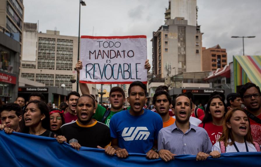 Oposición venezolana continúa protesta mientras la OEA analiza la situación 